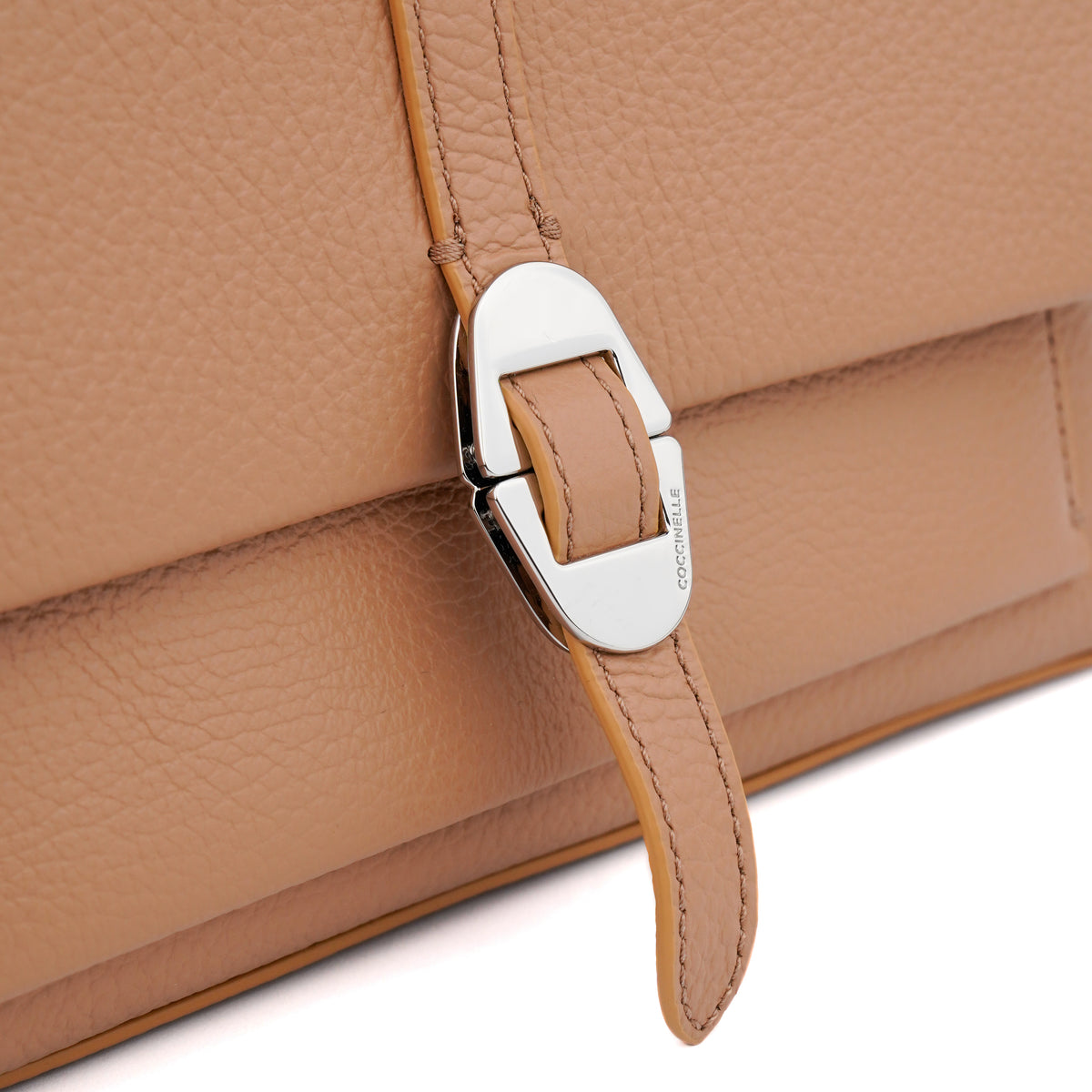 Geanta Coccinelle Dorian Small Bej – Crossbody cu Bareta Detasabila si Clutch