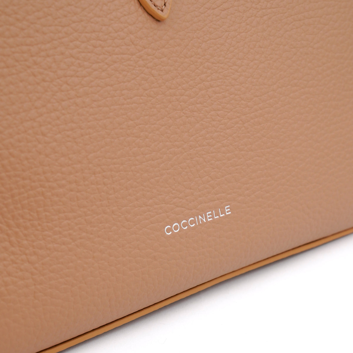 Geanta Coccinelle Dorian Small Bej – Crossbody cu Bareta Detasabila si Clutch