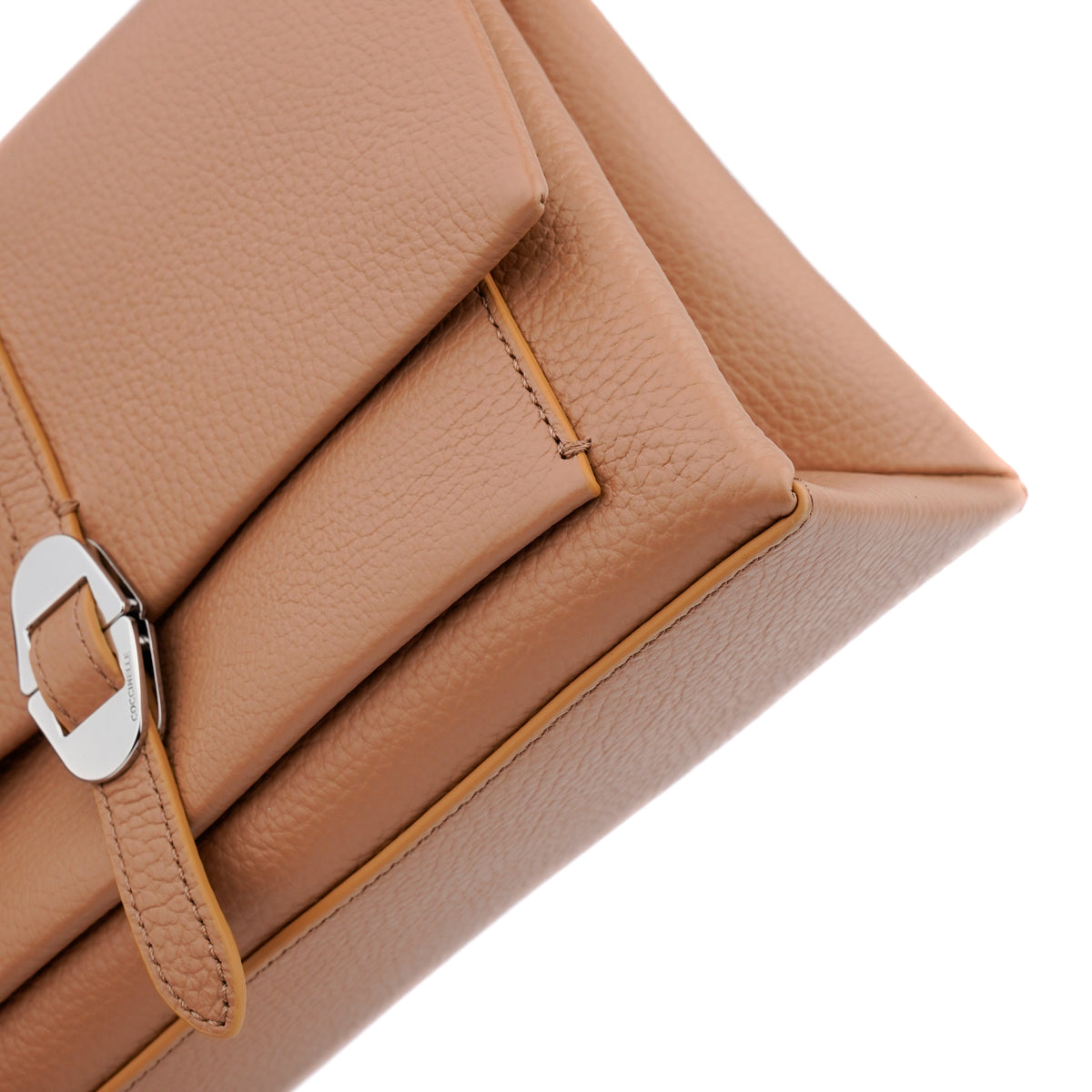 Geanta Coccinelle Dorian Small Bej – Crossbody cu Bareta Detasabila si Clutch