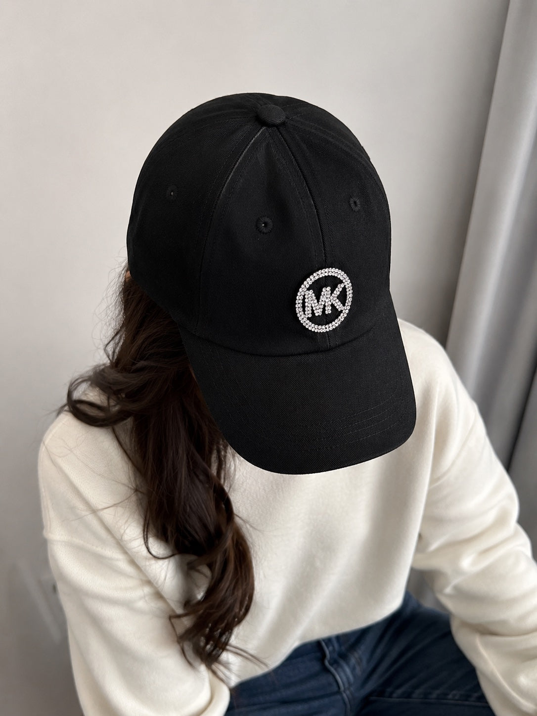 Șapcă Michael Kors neagră cu logo strălucitor