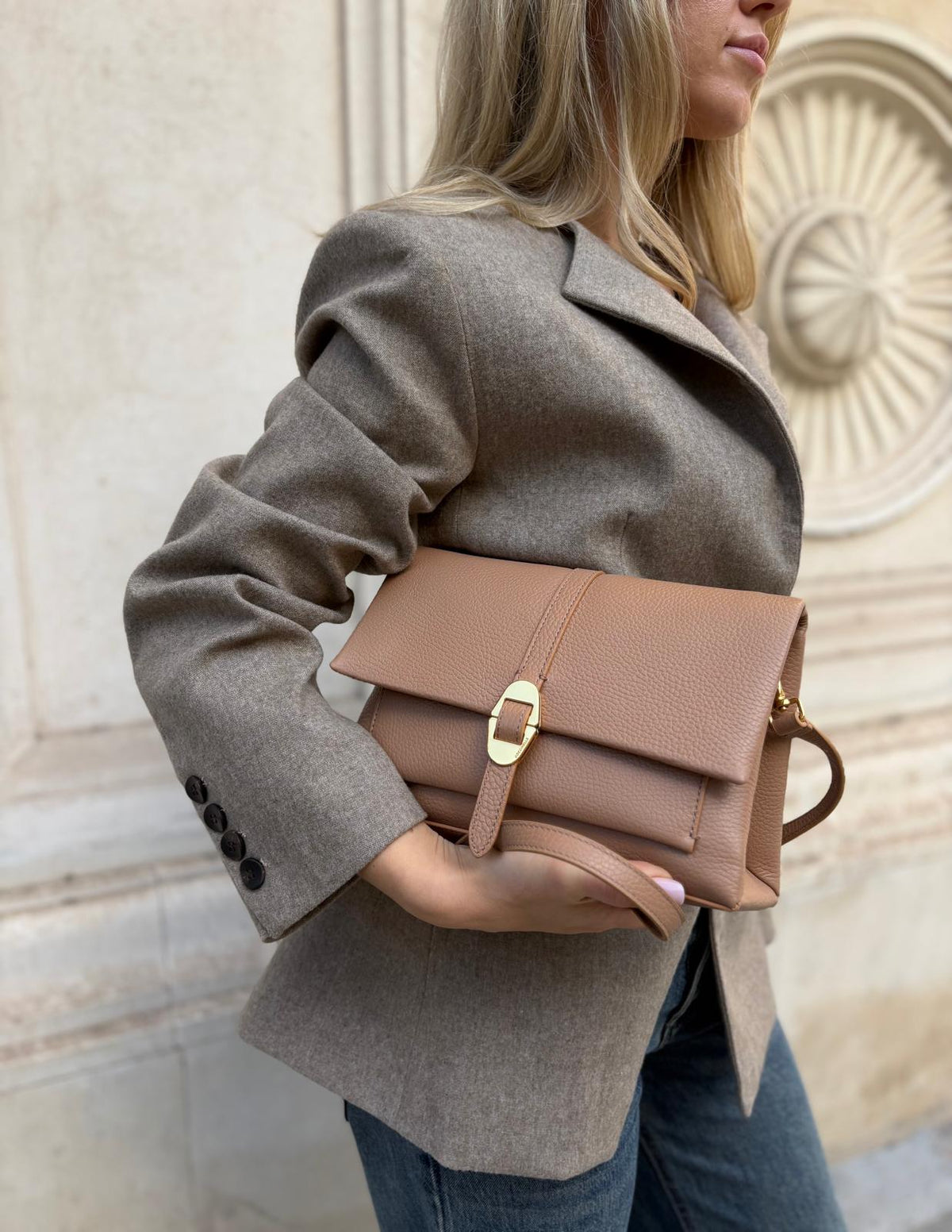 Geanta Coccinelle Dorian Small Bej – Crossbody cu Bareta Detasabila si Clutch